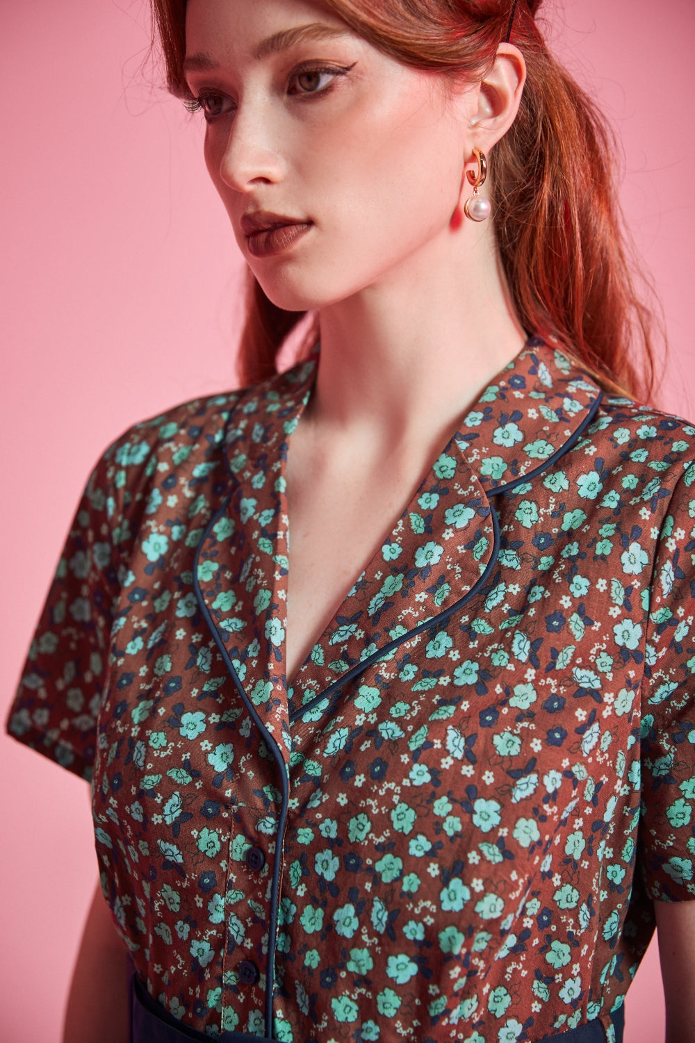 Close-up of contrast piping and floral print on ModCloth Rustic Elegance Casual Dress