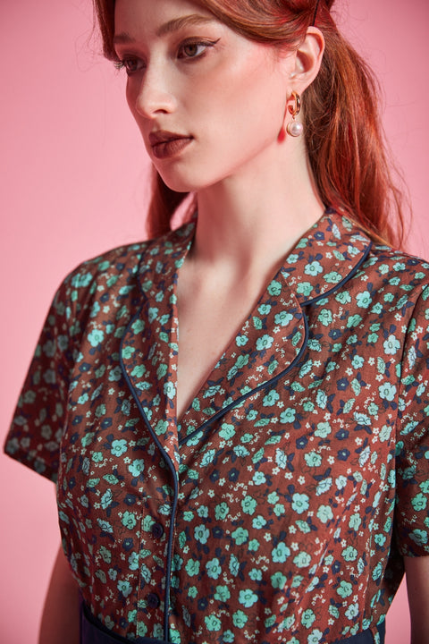Close-up of contrast piping and floral print on ModCloth Rustic Elegance Casual Dress