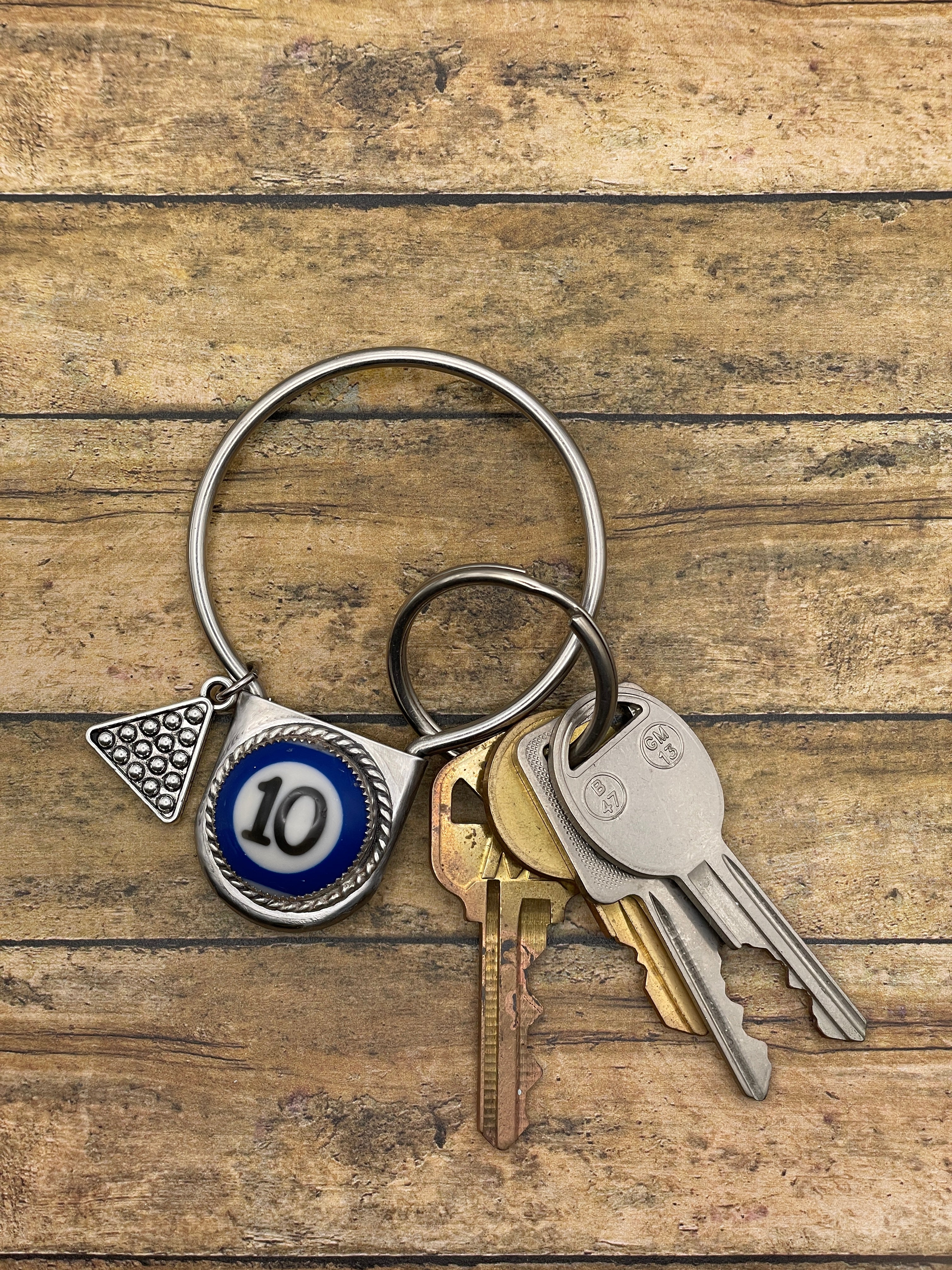 Sammie - Round Keychain with Billiard Ball #10 Detail