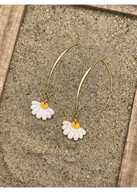 Spring Fling White Daisy Earrings