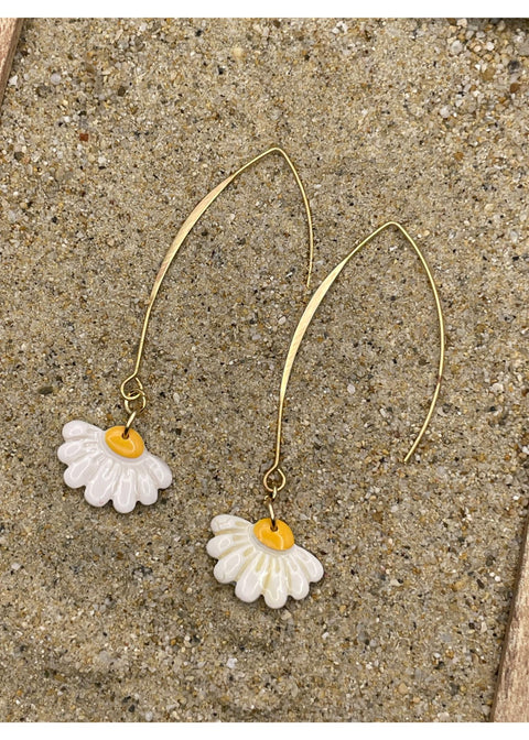 Spring Fling White Daisy Earrings